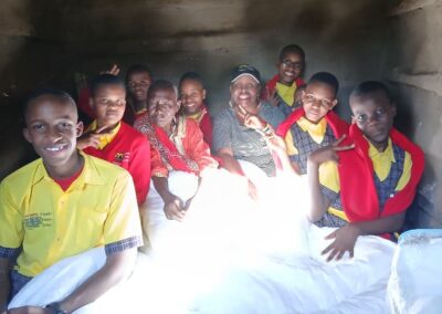 Msaada kwa bibi uliofanywa na Upendo Friends Schoo2